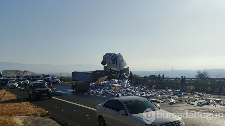 Bursa'da TIR devrildi: 25 ton enerji içeceği yola saçıldı