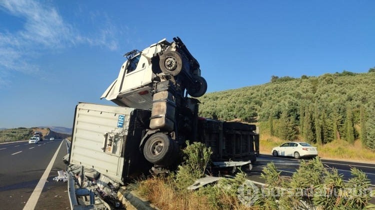 Bursa'da TIR devrildi: 25 ton enerji içeceği yola saçıldı