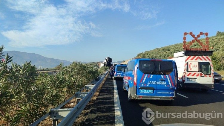 Bursa'da TIR devrildi: 25 ton enerji içeceği yola saçıldı