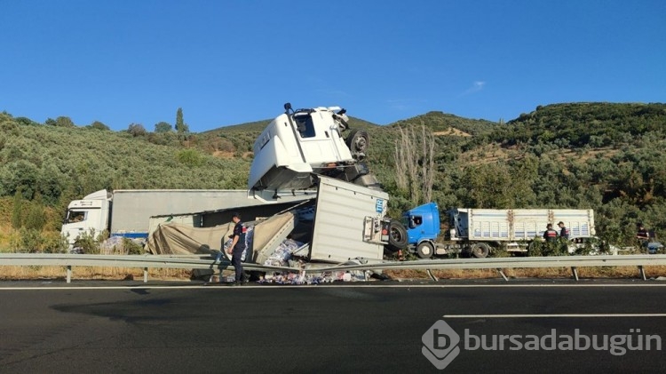 Bursa'da TIR devrildi: 25 ton enerji içeceği yola saçıldı
