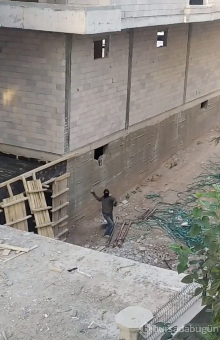 Hırsızdan kendisini kamerayla kaydeden mahalleliye taş