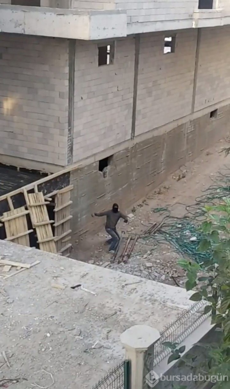 Hırsızdan kendisini kamerayla kaydeden mahalleliye taş