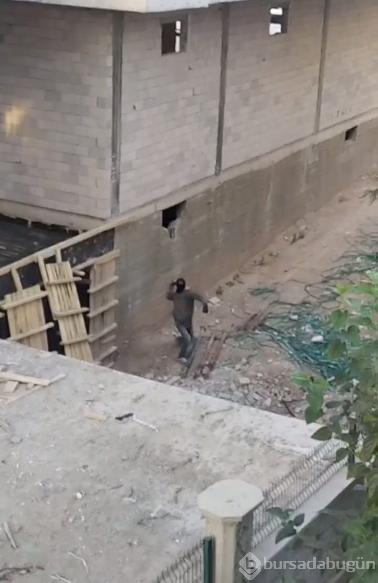Hırsızdan kendisini kamerayla kaydeden mahalleliye taş