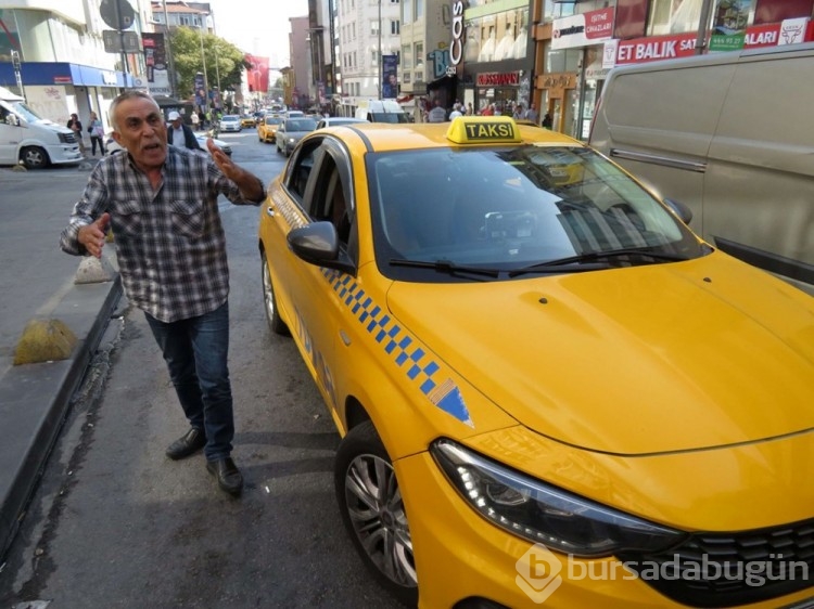 Cezaya sinirlenen taksici aracını yumrukladı