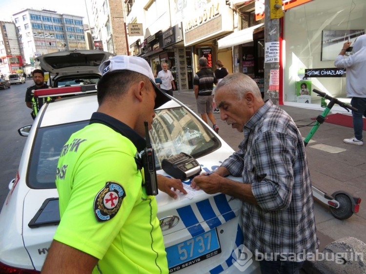 Cezaya sinirlenen taksici aracını yumrukladı