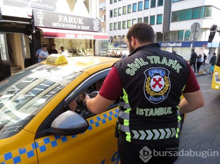 Cezaya sinirlenen taksici aracını yumrukladı