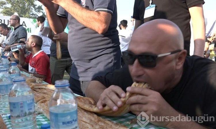 6 dakikada dev kol böreğini mideye indirdi, 10 bin TL'yi kaptı