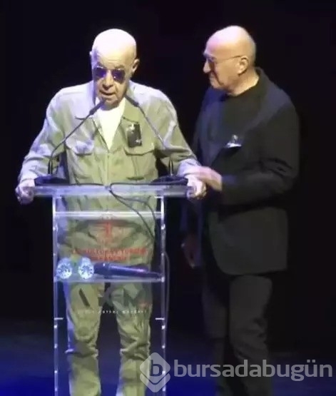 Mazhar Alanson sahnede Özkan Uğur'u andı: Böyle olmamalıydı!