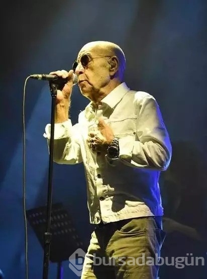 Mazhar Alanson sahnede Özkan Uğur'u andı: Böyle olmamalıydı!