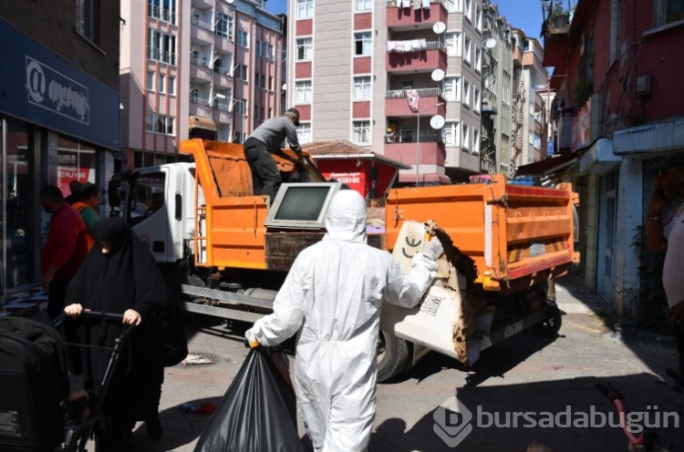 8 yıldır çöp biriktiren kadının evinden 2 kamyon çöp çıktı