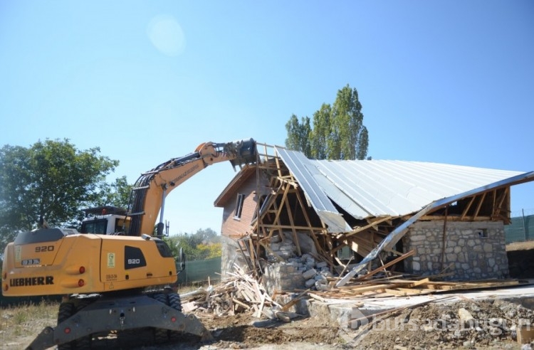 Bursa'da kaçak villa inşaatı yerle bir edildi