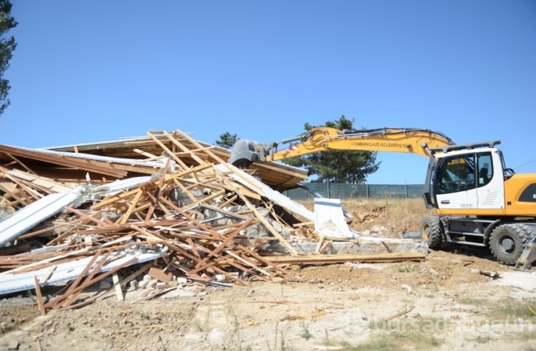 Bursa'da kaçak villa inşaatı yerle bir edildi