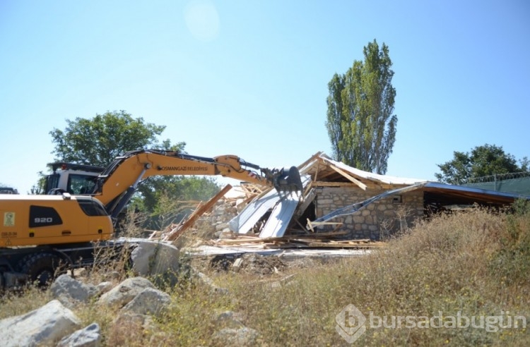 Bursa'da kaçak villa inşaatı yerle bir edildi