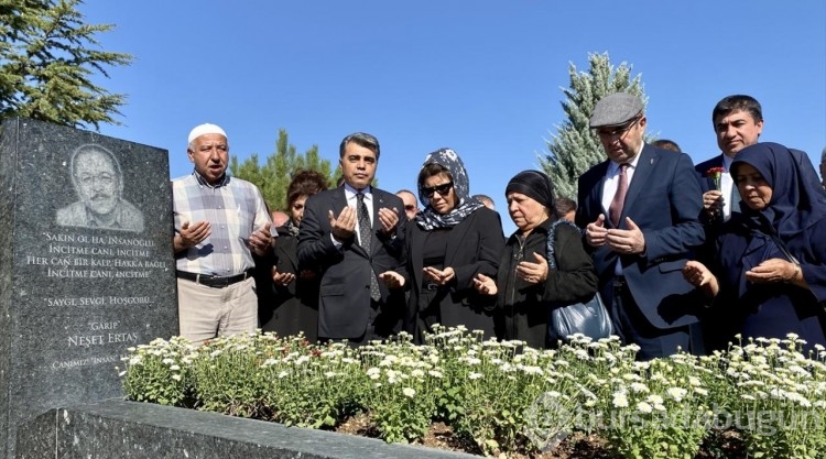 Halk ozanı Neşet Ertaş, Kırşehir'de mezarı başında anıldı