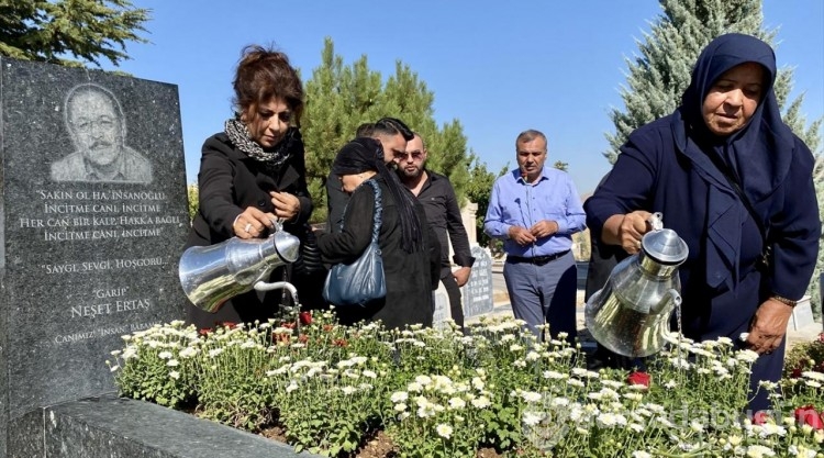 Halk ozanı Neşet Ertaş, Kırşehir'de mezarı başında anıldı
