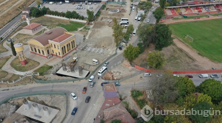 Edirne'de yol ortasındaki "tarihi çeşmenin" taşınması çalışmaları devam ediyor