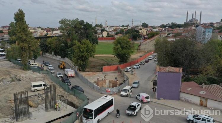 Edirne'de yol ortasındaki "tarihi çeşmenin" taşınması çalışmaları devam ediyor