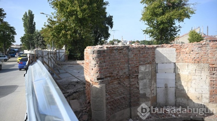 Edirne'de yol ortasındaki "tarihi çeşmenin" taşınması çalışmaları devam ediyor