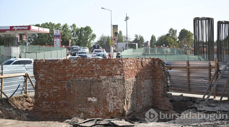 Edirne'de yol ortasındaki "tarihi çeşmenin" taşınması çalışmaları devam ediyor