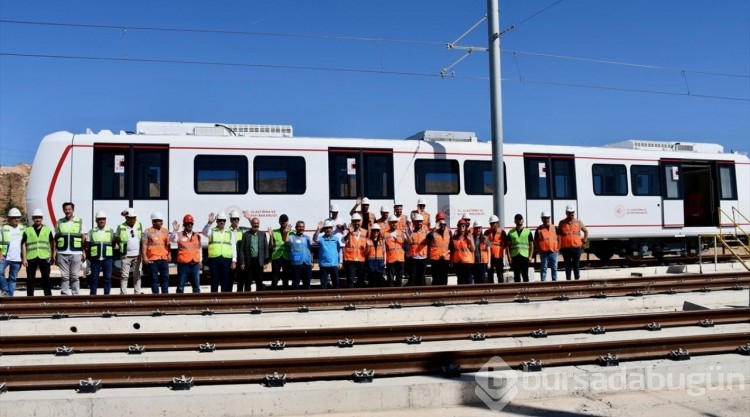 İlk yerli ve milli sürücüsüz metro aracı Gebze-Darıca hattında raylara indirildi