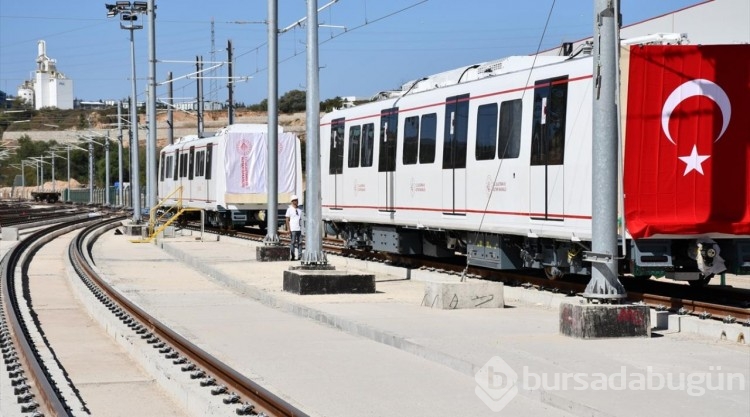 İlk yerli ve milli sürücüsüz metro aracı Gebze-Darıca hattında raylara indirildi