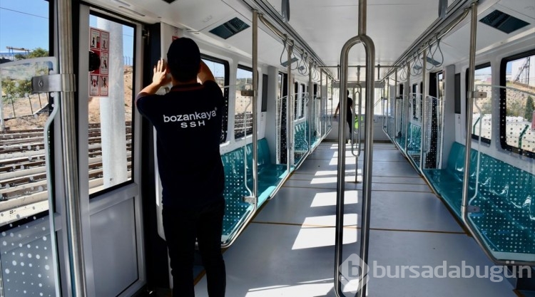İlk yerli ve milli sürücüsüz metro aracı Gebze-Darıca hattında raylara indirildi