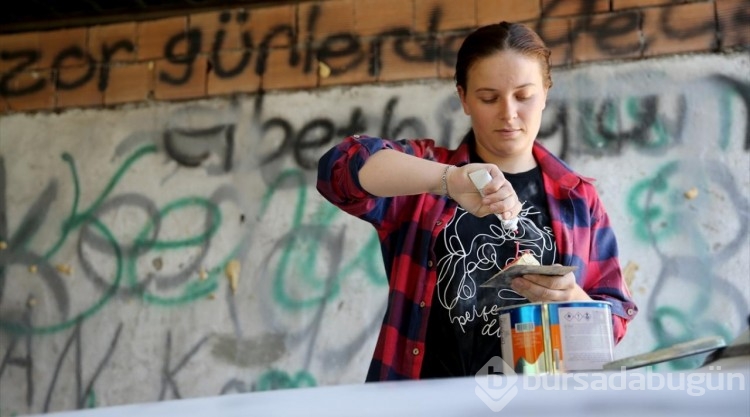 Çırak bulamayan eşine destek için kaportacı oldu
