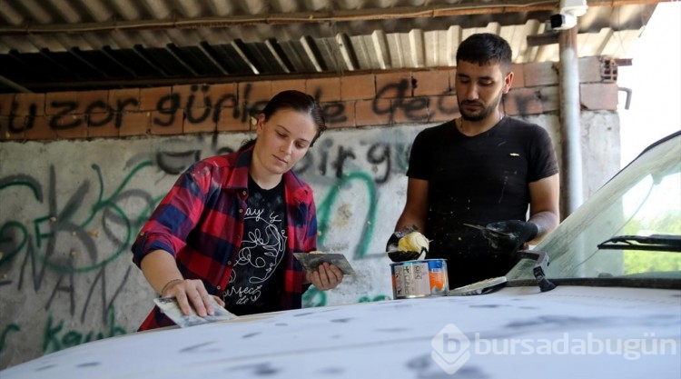 Çırak bulamayan eşine destek için kaportacı oldu
