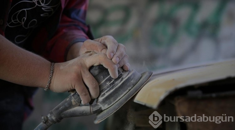 Çırak bulamayan eşine destek için kaportacı oldu