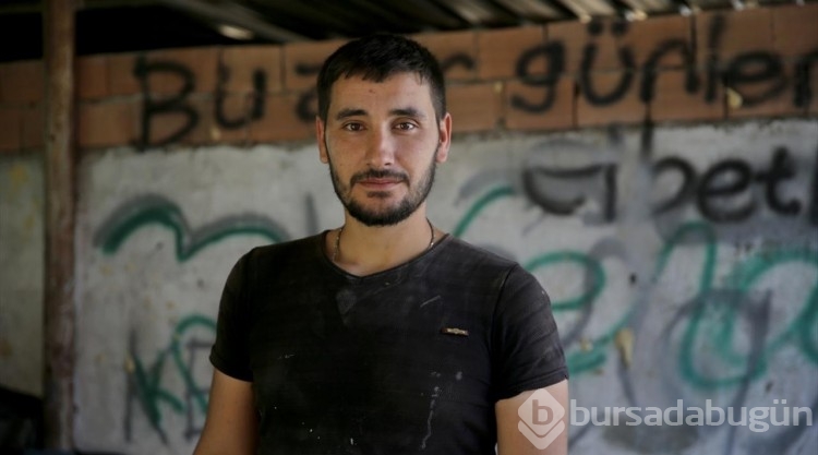 Çırak bulamayan eşine destek için kaportacı oldu