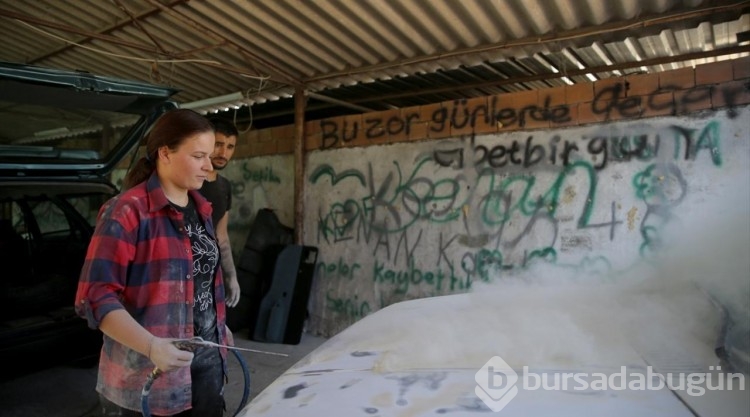 Çırak bulamayan eşine destek için kaportacı oldu