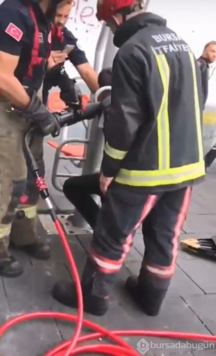Bursa'da spor aletine sıkışan genci itfaiye ekipleri böyle kurtardı