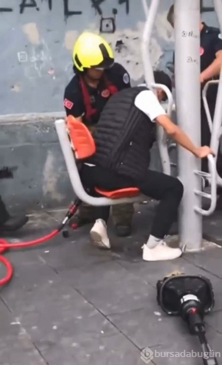 Bursa'da spor aletine sıkışan genci itfaiye ekipleri böyle kurtardı