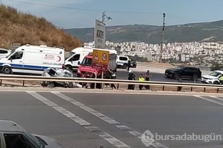 Bursa'da bariyerlere çarpan araç kullanılamaz hale geldi! Yaralılar var