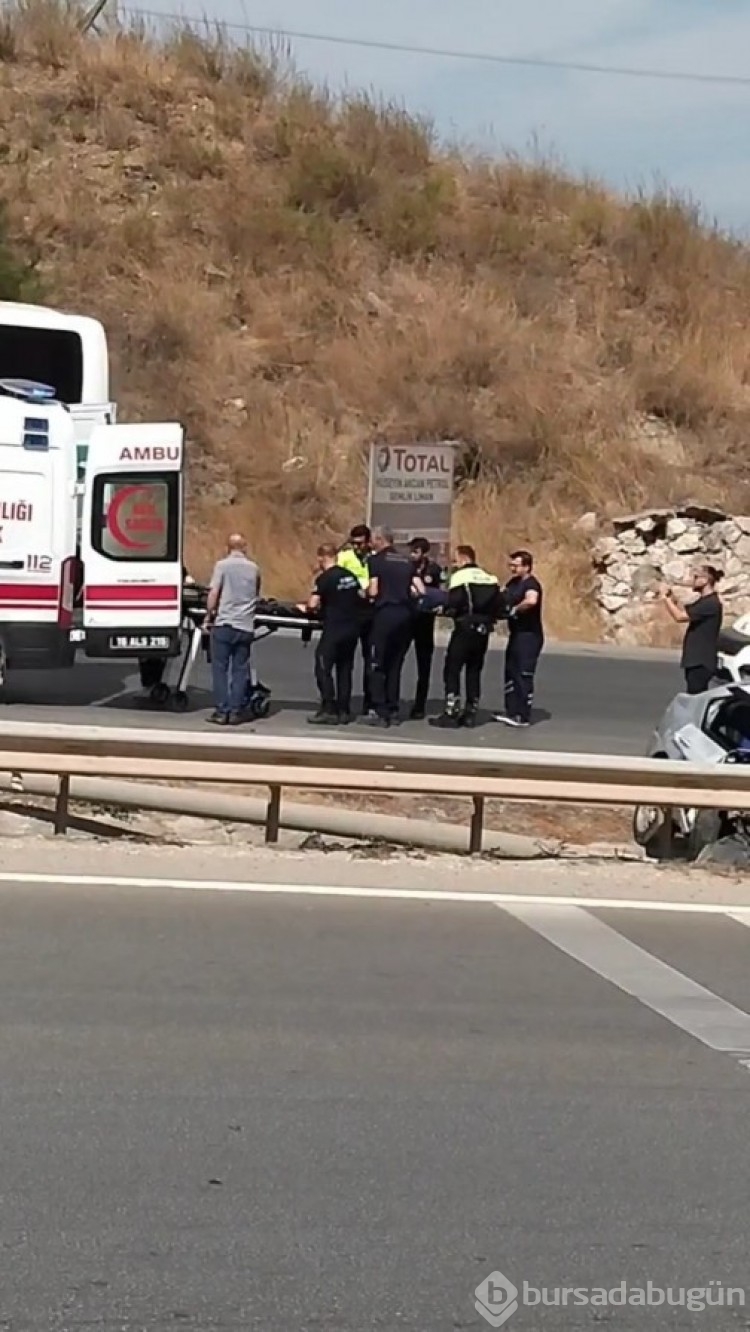 Bursa'da bariyerlere çarpan araç kullanılamaz hale geldi! Yaralılar var