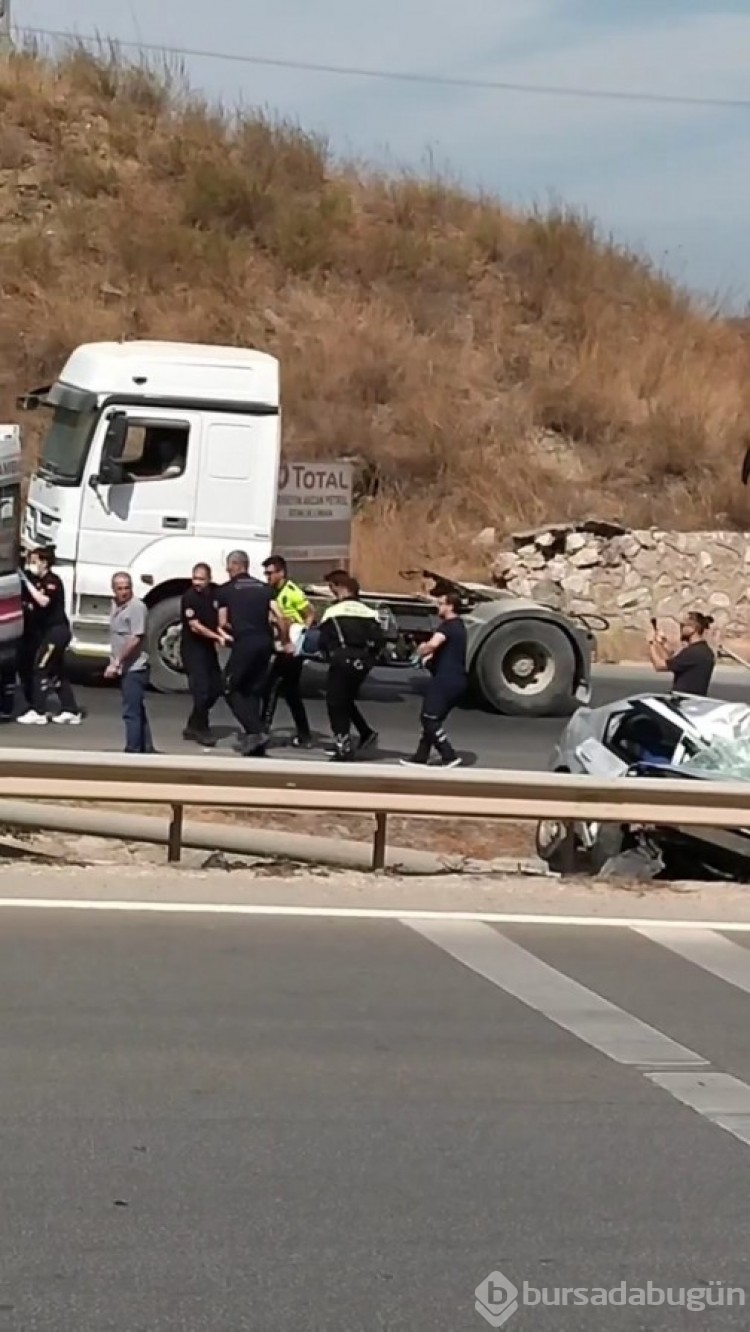 Bursa'da bariyerlere çarpan araç kullanılamaz hale geldi! Yaralılar var