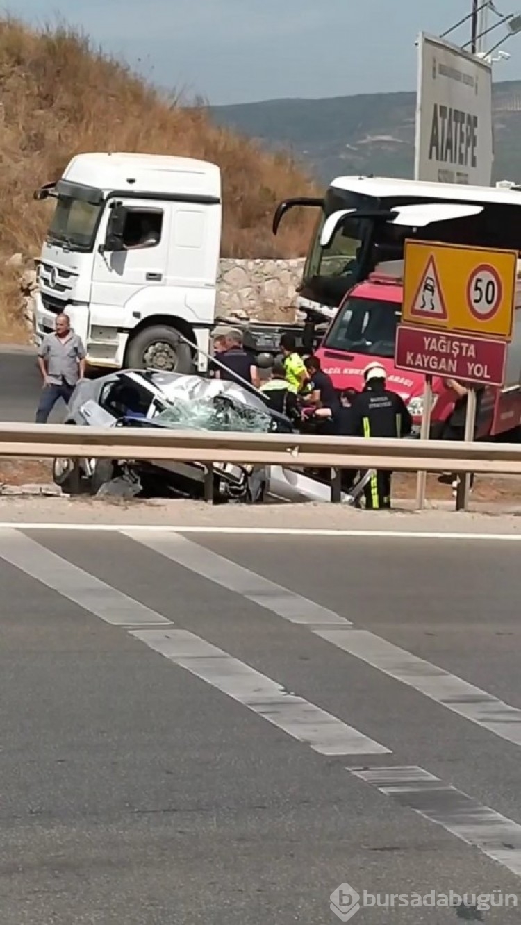 Bursa'da bariyerlere çarpan araç kullanılamaz hale geldi! Yaralılar var