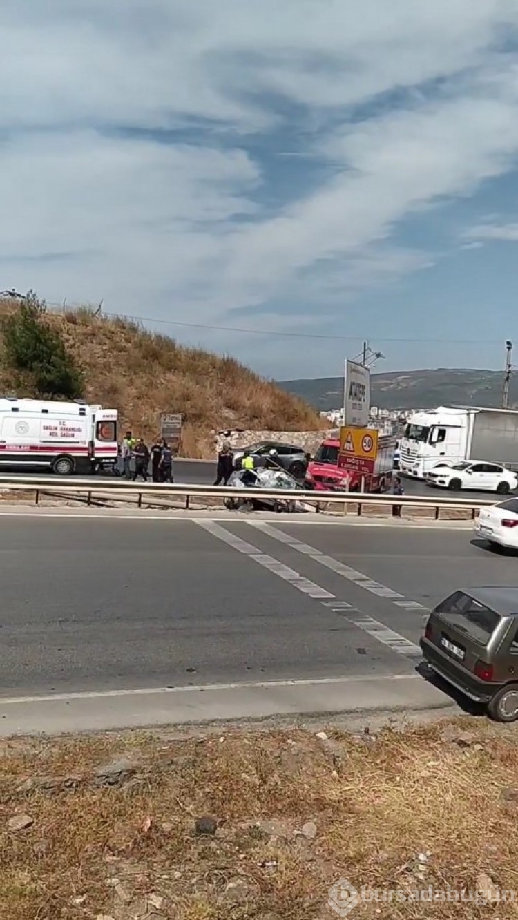 Bursa'da bariyerlere çarpan araç kullanılamaz hale geldi! Yaralılar var
