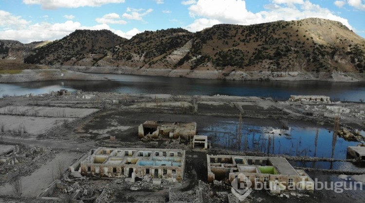Kars'ta su çekildi, köy ortaya çıktı