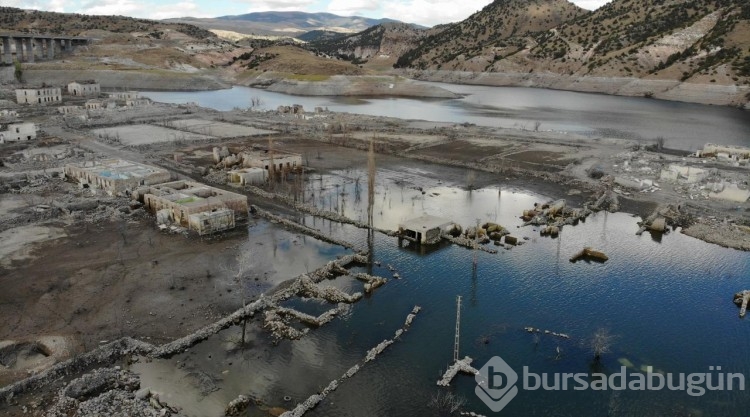 Kars'ta su çekildi, köy ortaya çıktı