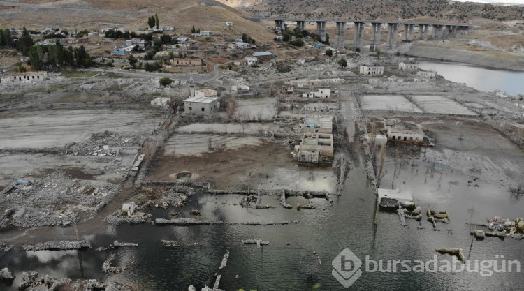 Kars'ta su çekildi, köy ortaya çıktı