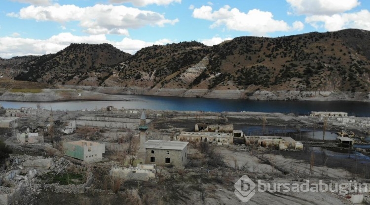 Kars'ta su çekildi, köy ortaya çıktı