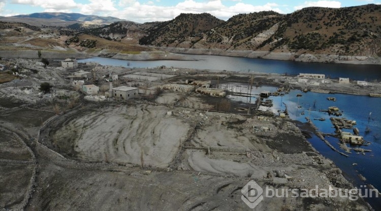 Kars'ta su çekildi, köy ortaya çıktı