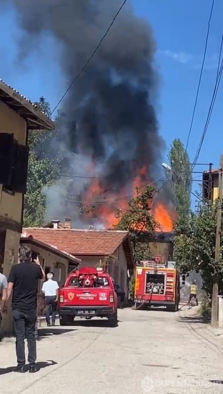 Karabük'te alevlere teslim olan iki katlı ev kullanılamaz hale geldi