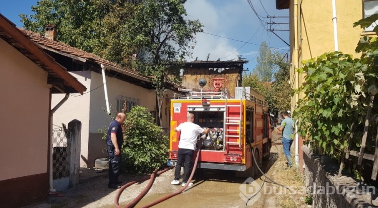 Karabük'te alevlere teslim olan iki katlı ev kullanılamaz hale geldi