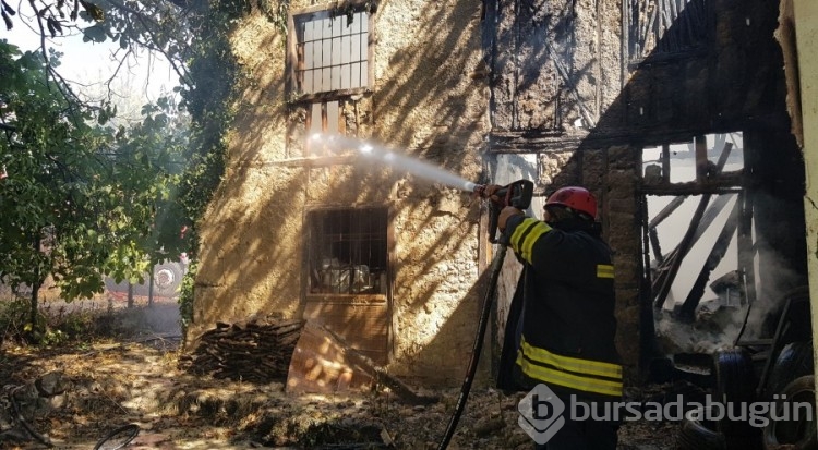 Karabük'te alevlere teslim olan iki katlı ev kullanılamaz hale geldi