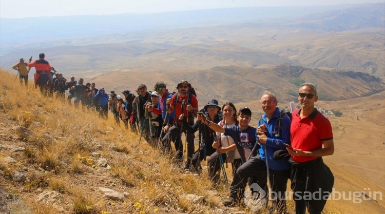 Kösedağı'na tırmanan dağcılar "Karabağ Azerbaycan'ındır" pankartı açtı