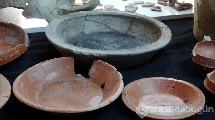 Assos Antik Kenti'nde 1800 yıllık kaplar bulundu