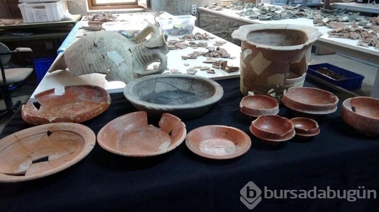 Assos Antik Kenti'nde 1800 yıllık kaplar bulundu