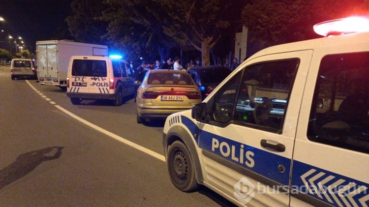 Alıkoyduğu eşini otomobilde döverken kaza yaptı